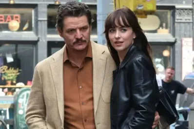 El bolso español que luce Dakota Johnson en ‘Materialistas’, la comedia romántica del año