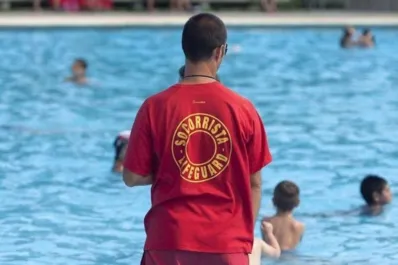 ¿Buscas trabajo en España? Urgen socorristas en piscinas públicas y privadas: 57 ofertas de empleo
