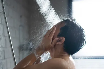 Bañarse al despertar o antes de dormir: qué recomienda la ciencia