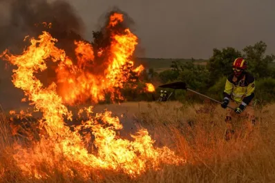 Incendios en España hoy: dos muertos, varios heridos graves y miles de evacuados en la peor ola de fuego del verano