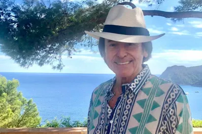 Raphael disfruta de unas vacaciones en Ibiza junto a su familia tras superar un linfoma cerebral