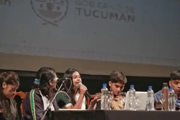 Alumnos secundarios de la capital debaten en Juventudes en Acción