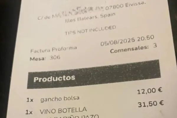 Cobran 12 euros por usar el gancho del bolso en un restaurante de Ibiza y desatan la indignación en redes