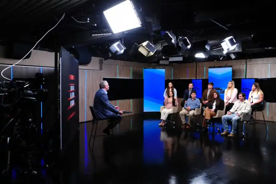 ENCUENTRO. El periodista Federico van Mameren moderó el debate que se desarrolló en el piso de LGPlay.