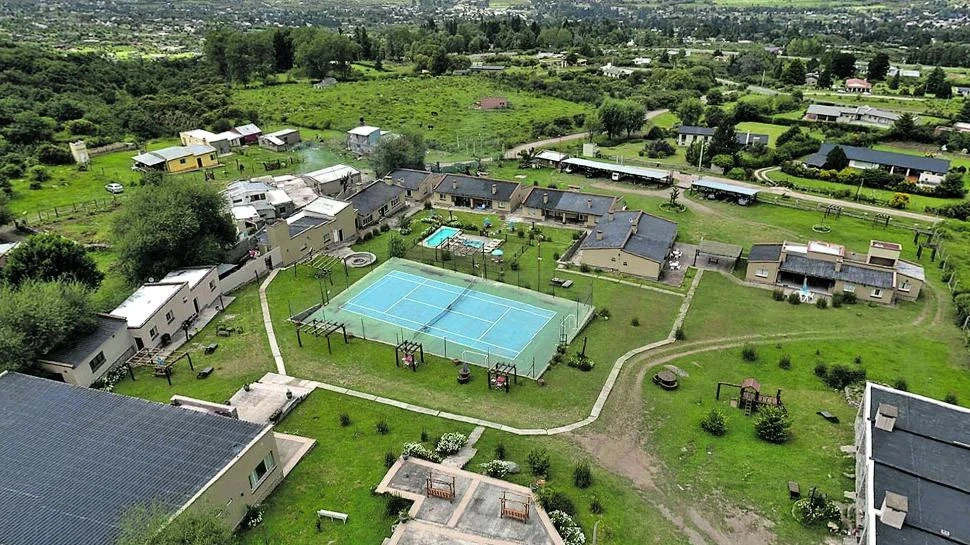 CABAÑAS. Hasta 2018 en el predio se divisaban tres dúplex, pero desde 2020 hubo más inmuebles, apareció una pileta y también una cancha de tenis.