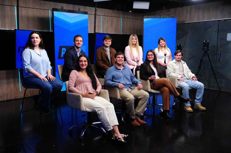 LA TRIBUNA. Milagros Arghittu, Marco Muñoz, Sofía Ross, Ana Durán, Rafael Canevaro, Gerardo Rodríguez, Carlos Terán, Millie Toulet y Nicole Varela. 