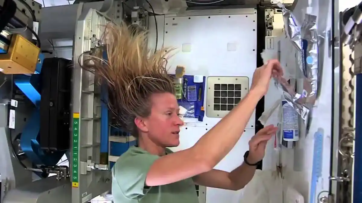 PARA LA HIGIENE. Una astronauta de la NASA se lava el pelo con agua reciclada en la EEI. / NASA