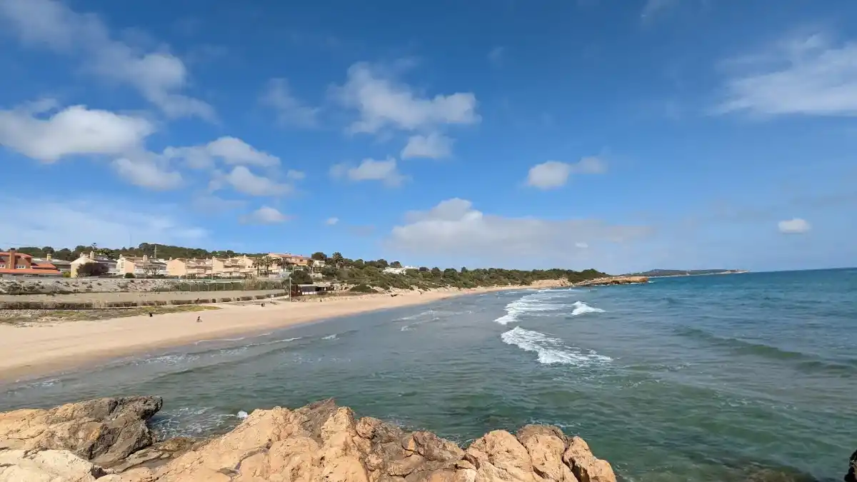 La playa de Tarragona donde aparcar gratis este verano y disfrutar del mar sin gastar