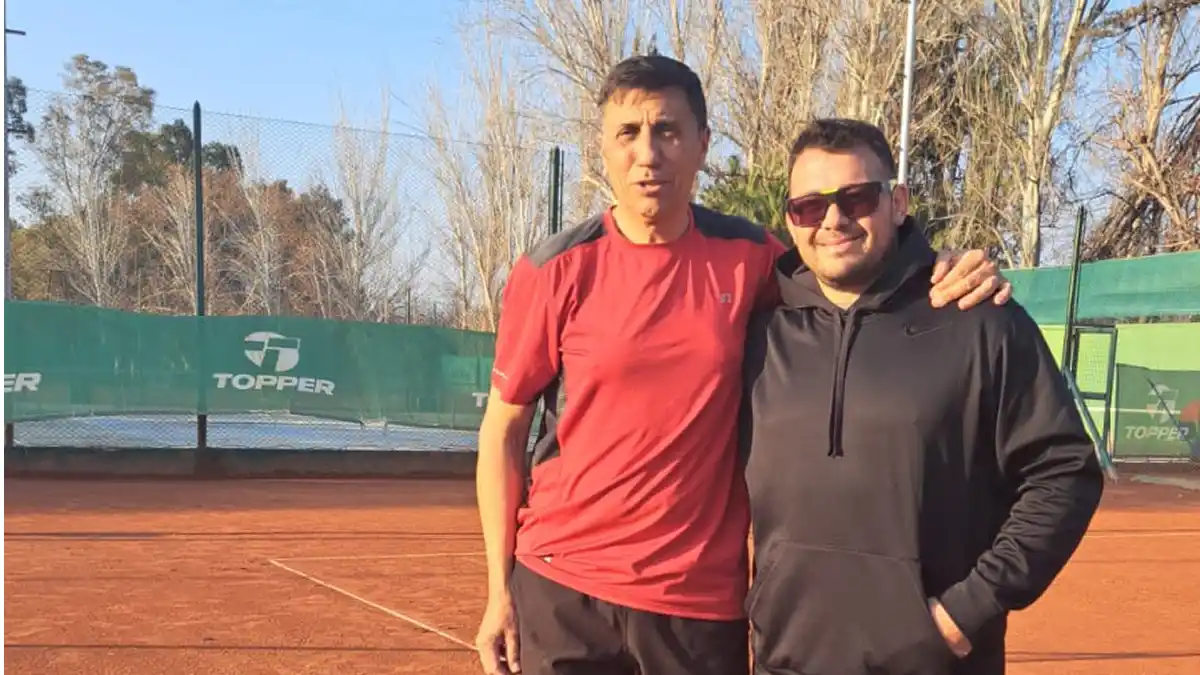 SANTA FE DICE PRESENTE. Alejandro Romero y Lucas Gónzalez comparten la pasión por el tenis y los viajes por el país.