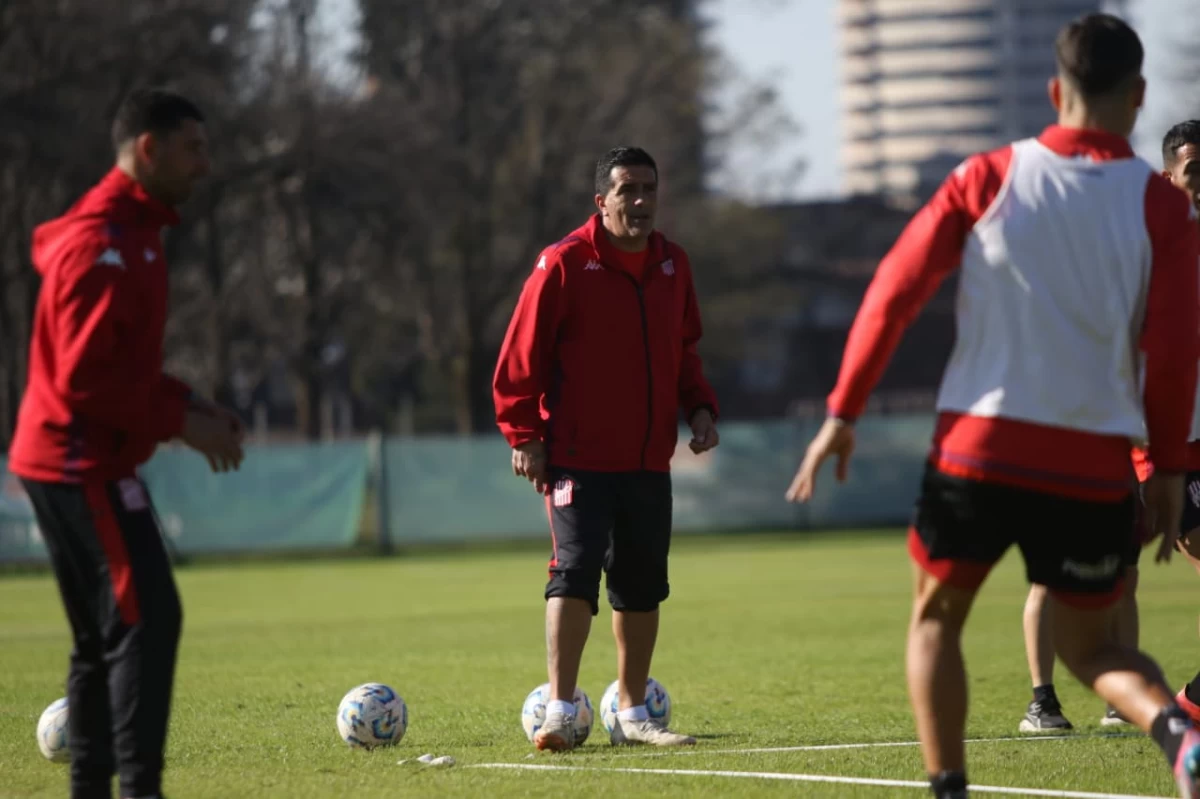 NO BAJA LOS BRAZOS. Campodónico sabe que la misión de luchar por el ascenso se puso difícil, pero quiere que sus jugadores den lucha hasta el final.