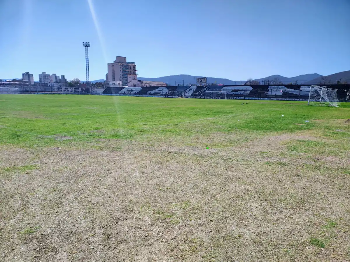 DESCUIDADO. La cancha de Central Norte presenta algunos desperfectos; el equipo de Primera no la utiliza ya que hace de local en el estadio Martearena.
