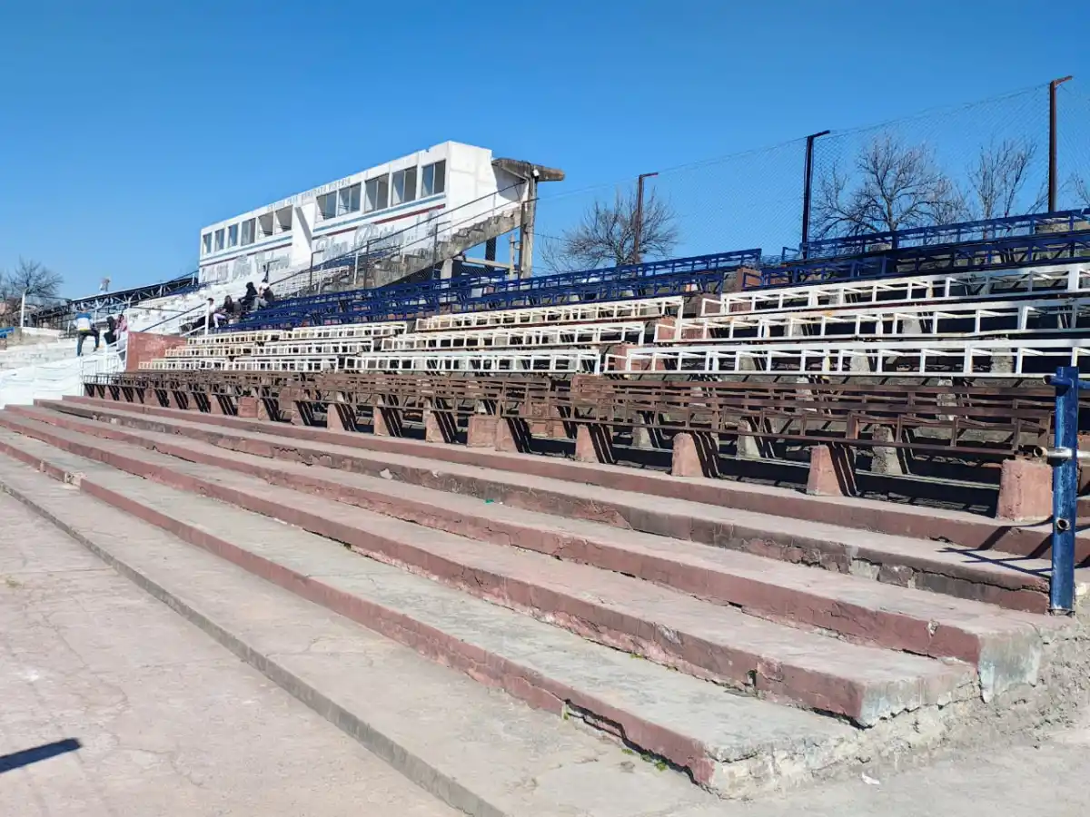 UN VIAJE AL PASADO. La cancha de Juventud todavía sigue teniendo asientos de madera en algunos de sus sectores.