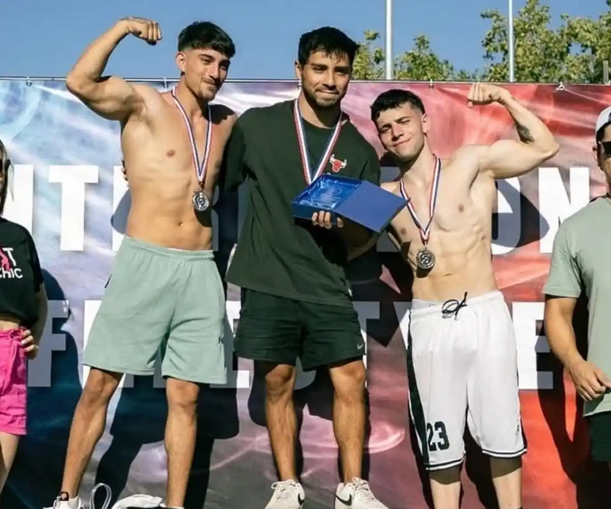 LOGRO. Miguel Palacios (izquierda) fue subcampeón en Chile y compartió podio con el actual bicampeón mundial de calistenia.