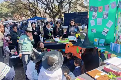 Kermés literaria: una mañana entre caciques, murgas, lobos y perfumes