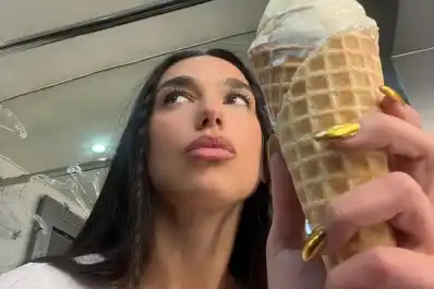 Dua Lipa sorprende en España con su forma de comer helado de vainilla: ¿Qué le añade?