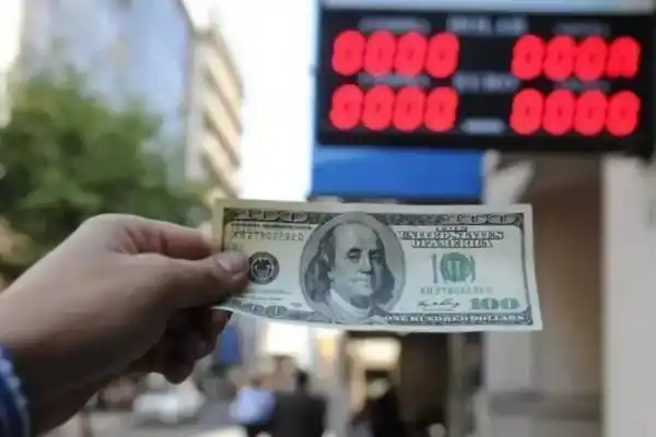 El dólar oficial retrocedió $15 y finalizó a $1.310 en el Banco Nación: ¿a cuánto cotizó el blue?
