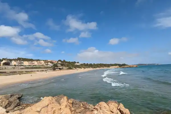 La playa de Tarragona donde aparcar gratis este verano y disfrutar del mar sin gastar