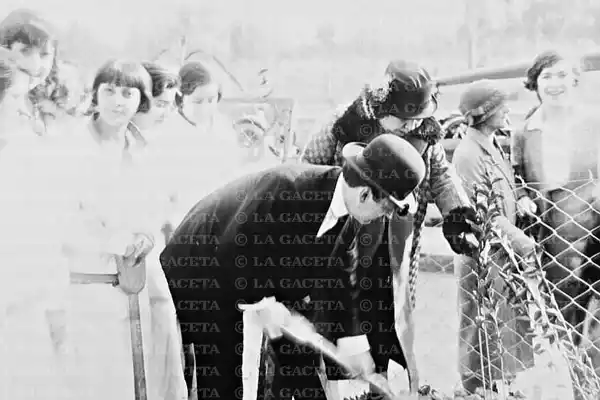 Recuerdos fotográficos: 1925. Juan B. Terán y el árbol que nos protege
