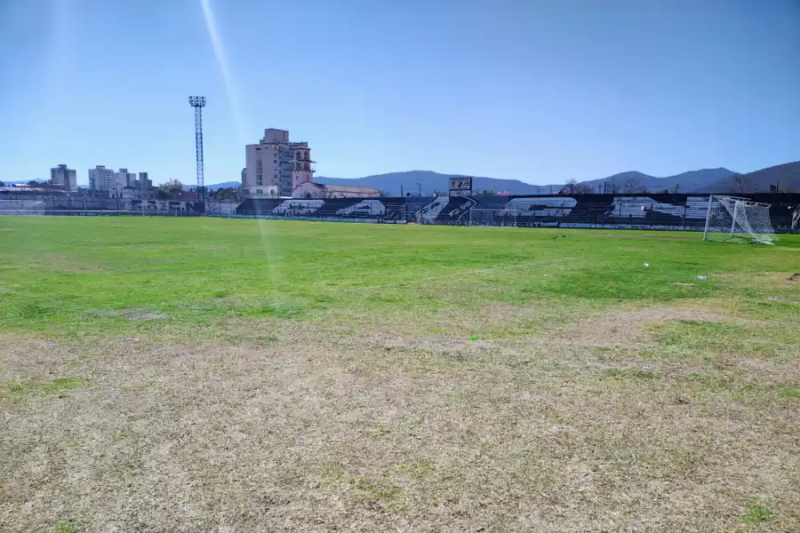 DESCUIDADO. La cancha de Central Norte presenta algunos desperfectos; el equipo de Primera no la utiliza ya que hace de local en el estadio Martearena.