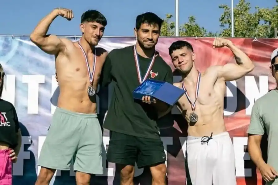 LOGRO. Miguel Palacios (izquierda) fue subcampeón en Chile y compartió podio con el actual bicampeón mundial de calistenia.