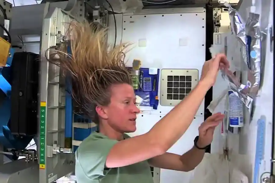 PARA LA HIGIENE. Una astronauta de la NASA se lava el pelo con agua reciclada en la EEI. / NASA