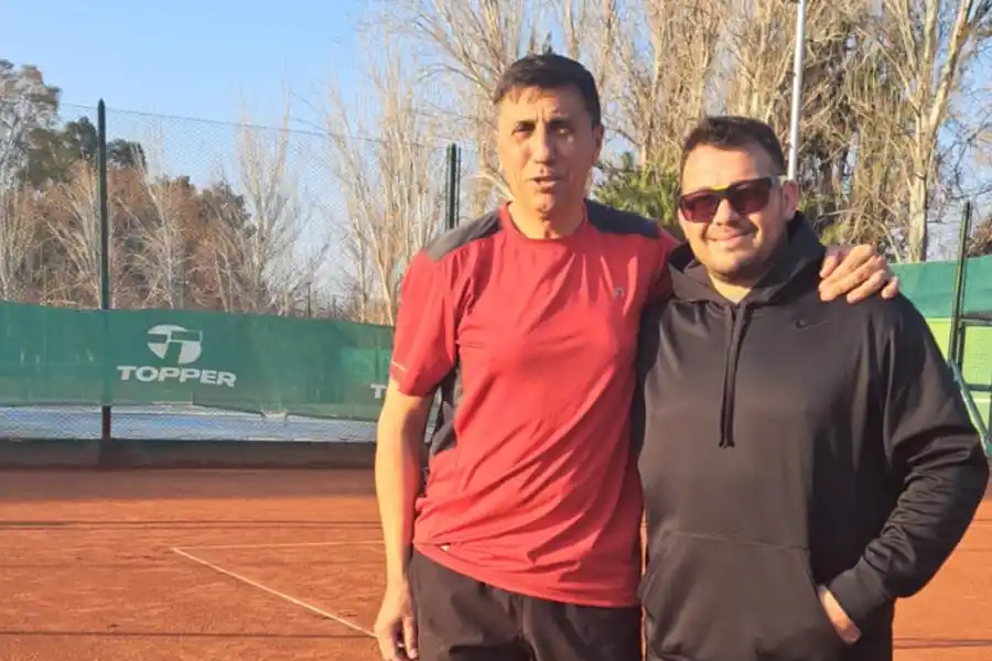 SANTA FE DICE PRESENTE. Alejandro Romero y Lucas Gónzalez comparten la pasión por el tenis y los viajes por el país.