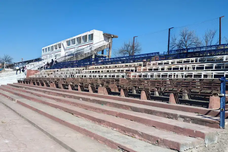 UN VIAJE AL PASADO. La cancha de Juventud todavía sigue teniendo asientos de madera en algunos de sus sectores.