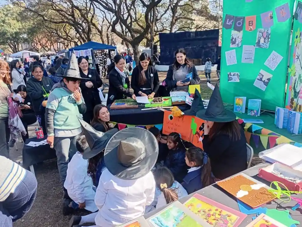 MAGOS Y LOBOS. La Escuela Luis Braille llevó su experiencia multisensorial y atrapó a los chicos a puro cuento.  LA GACETA / FOTOS DE GUILLERMO MONTI