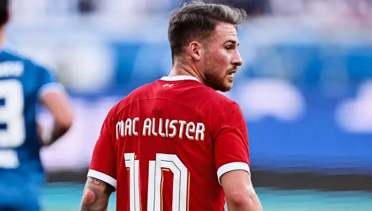 DESAFÍO. Alexis Mac Allister y Liverpool iniciarán hoy el camino para defender el título de la Premier conseguido en el primer semestre de la temporada.