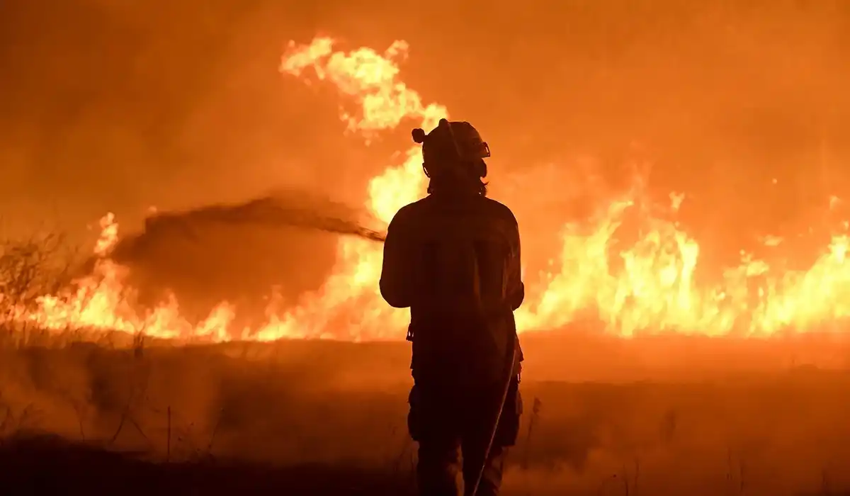 Un bombero trata de controlar el incendio forestal en Vilaza, en la provincia de Ourense, España (MIGUEL RIOPA / AFP)