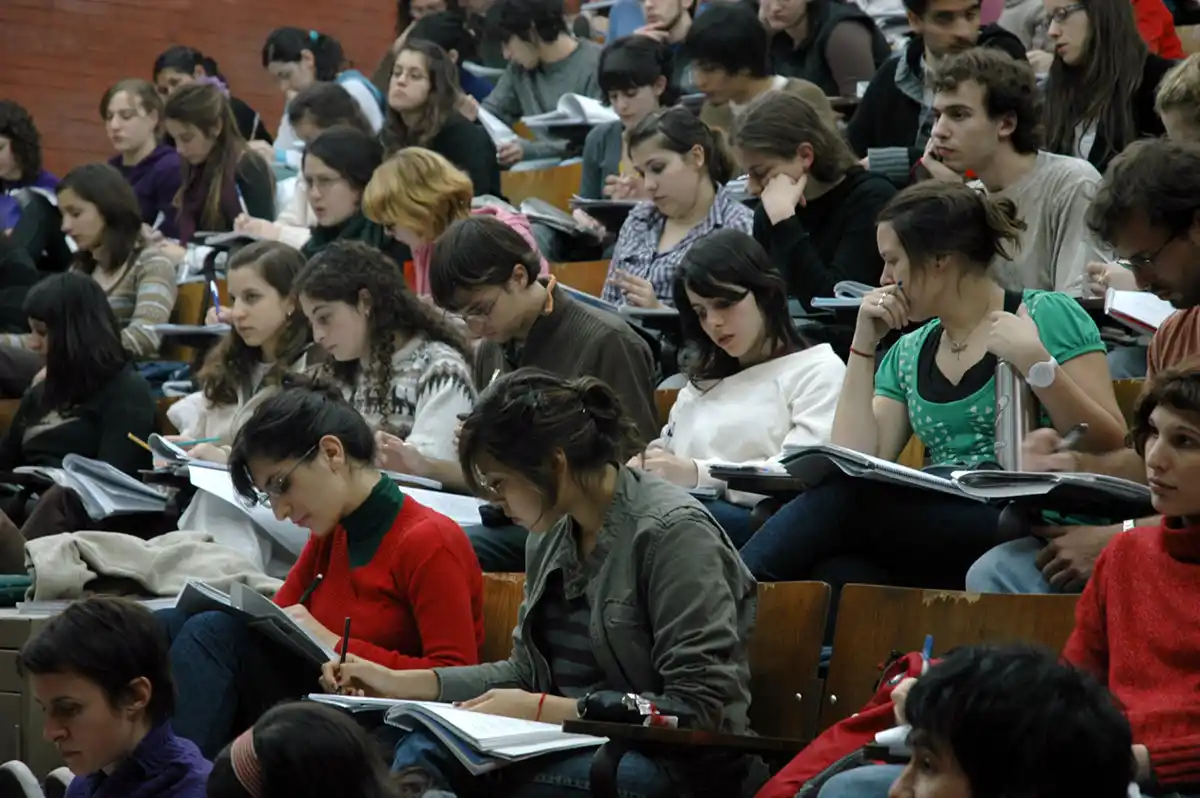 AULA ARGENTINA. Jóvenes cursan en una universidad pública