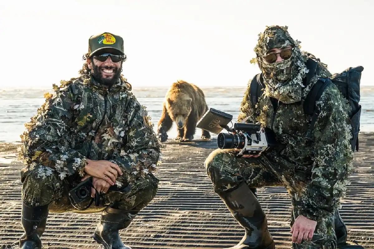 NUEVA FACETA. Ricciardo (izquierda) posa junto al creador digital Jack Berg, con camuflaje y una barba prominente delante de un oso.