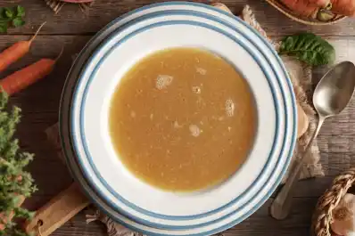 El caldo natural que descongestiona, hidrata y alivia los síntomas del resfrío