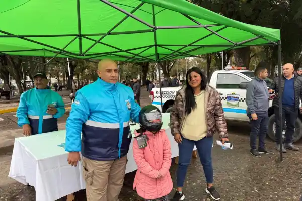 Alberdi refuerza la seguridad vial con una campaña en la vía pública: cascos gratis y concientización