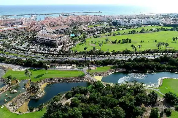 Almerimar, el “pequeño Mónaco” de España: lujo, playas vírgenes y un puerto deportivo en Almería