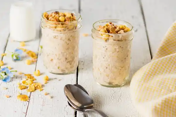 ¿Cómo preparar avena nocturna en casa y empezar el día con energía?