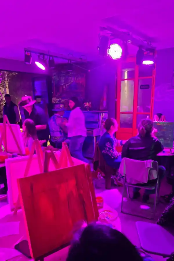 EN COLORES. Por una noche fue posible pintar y crear en una librería