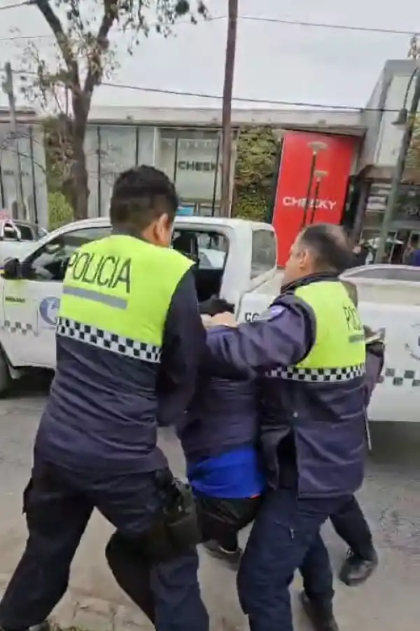 DETENCIONES. Cerca del Solar hubo forcejeos y cadetes demorados, que fueron liberados más tarde. capturas de video