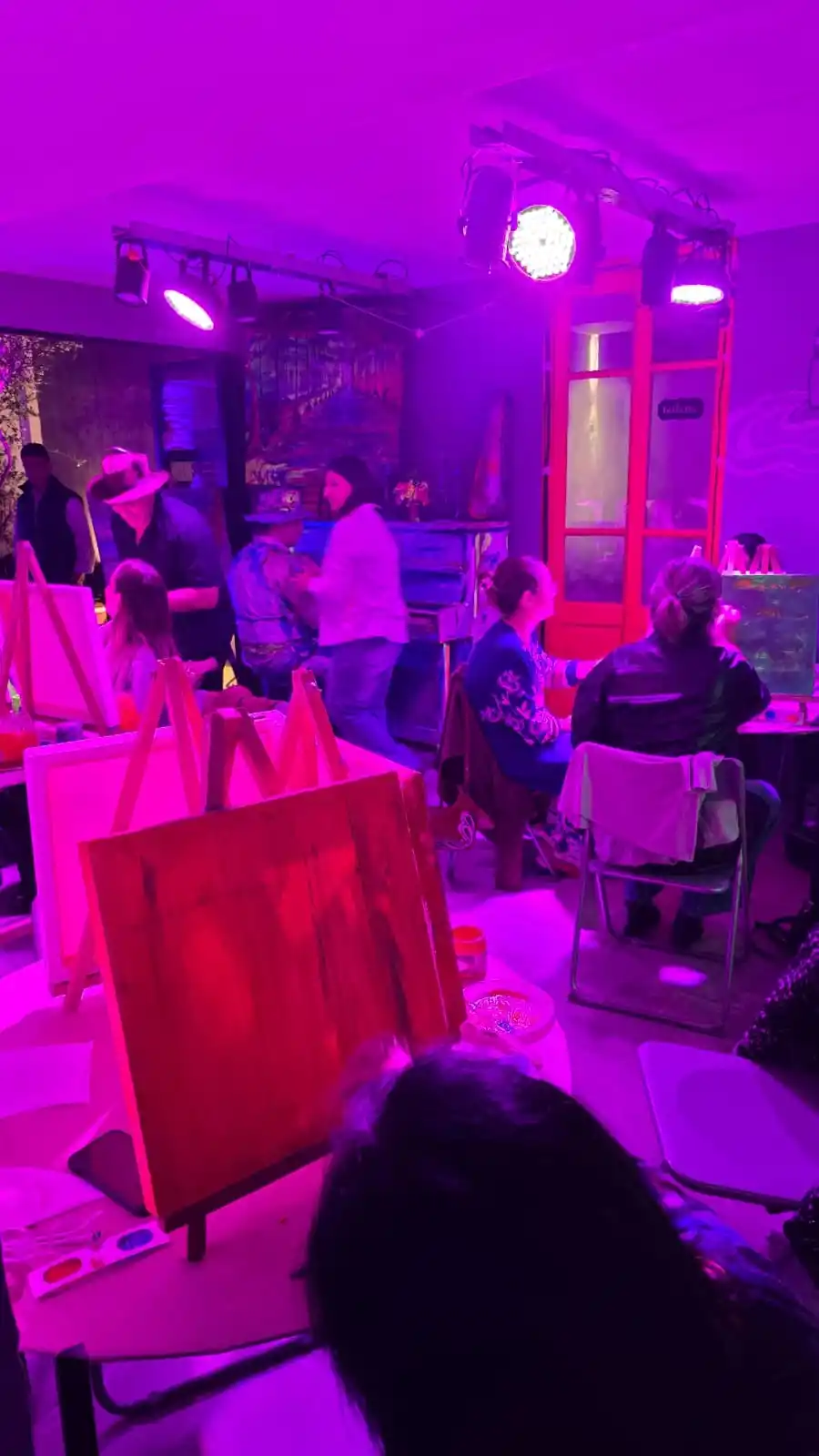 EN COLORES. Por una noche fue posible pintar y crear en una librería