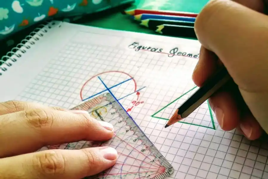 Es tucumano y creó una tarjeta con todo el kit de geometría