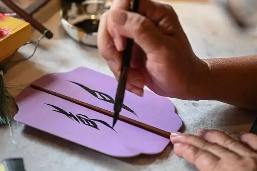EN LA ACTUALIDAD. Estudiantes chinos aprenden el lenguaje fonético inventado por mujeres que no tenían acceso a la educación, y lo difunden en redes y talleres. / AFP