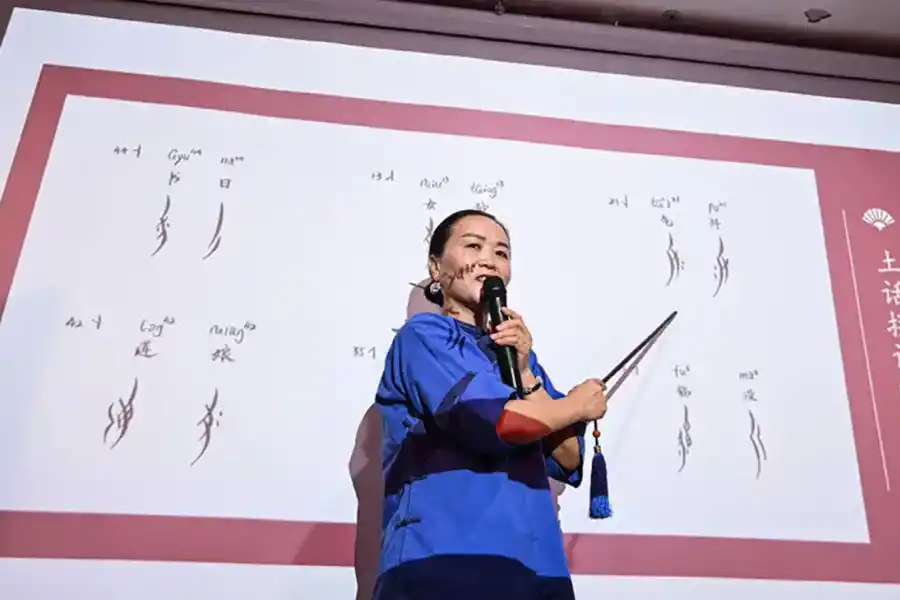 TALLERES LOCALES. He Yuejuan es una de las 12 