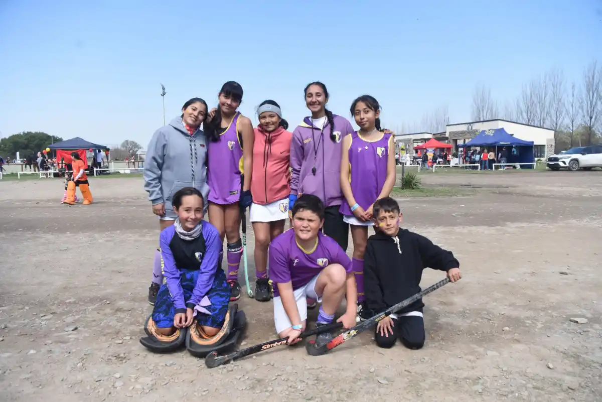 DESDE SALTA. La delegación de Grand Bourg disfrutó de un sábado a puro hockey. Foto: Analia Jaramillo - LA GACETA