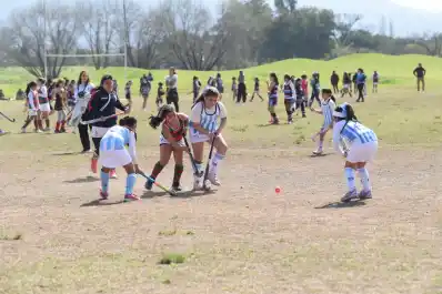 Más de 1.600 niños vivieron una fiesta del hockey en Yerba Buena con clubes de cinco provincias