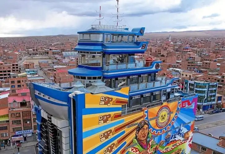BARCO URBANO. Los “cholets” son un símbolo del ascenso de la burguesía comercial de El Alto.