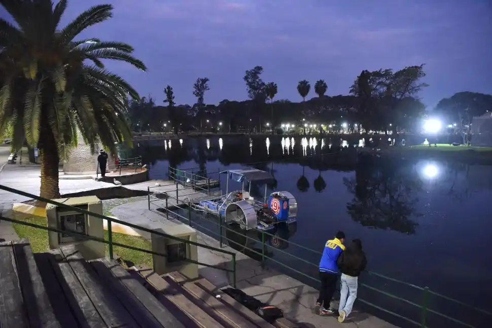 LAGO SAN MIGUEL. Alrededor del espejo de agua se ubicarán inspectores municipales para multar a quienes incumplan las ordenanzas de cuidado.
