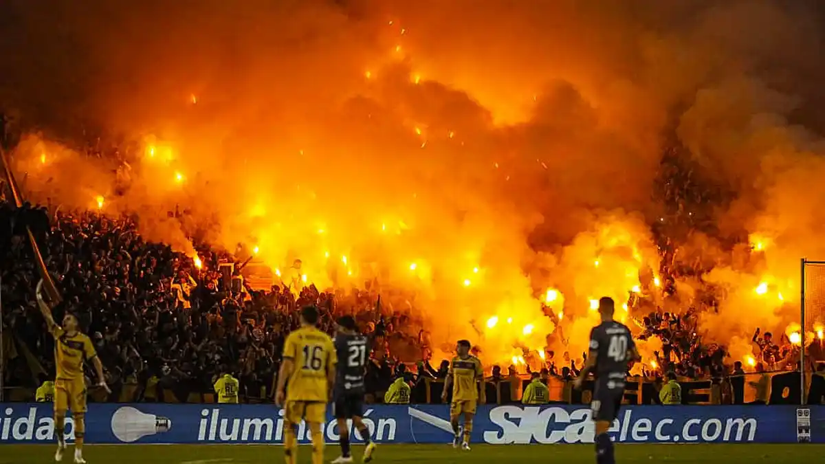 CON PÚBLICO VISITANTE. La hinchada xeneize dijo presente en Mendoza