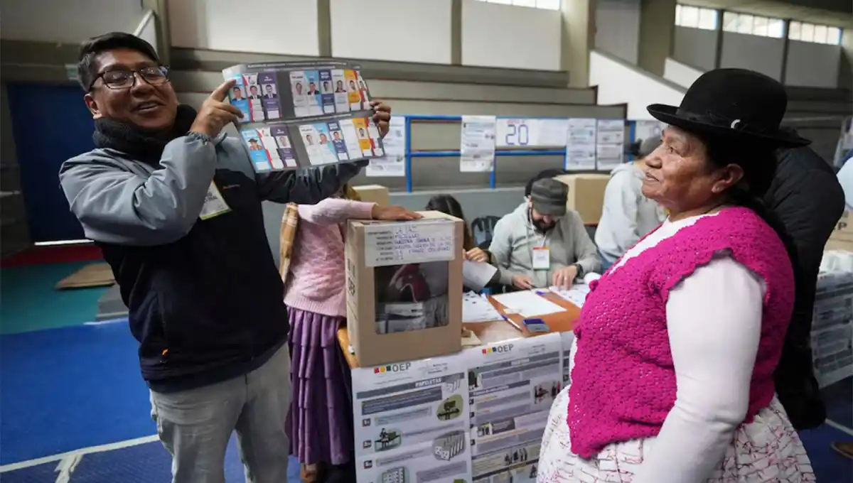 EN LAS URNAS. Miles de bolivianos definirán hoy al nuevo presidente, con el MAS relegado en las encuentas.
