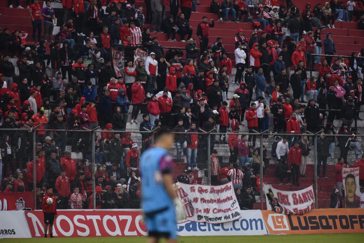 FRUSTRACIÓN. La igualdad 0-0 con Alvarado dejó al “Santo” lejos de la cima y encendió el malestar de la hinchada.