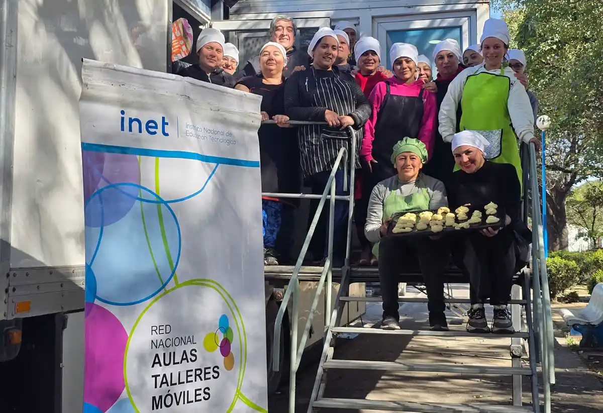 EL TRAILER DE PANADERÍA. En el barrio Sarmiento aprendieron a hacer facturas con crema pastelera, medialunas, tortillas y toda clase de panes.
